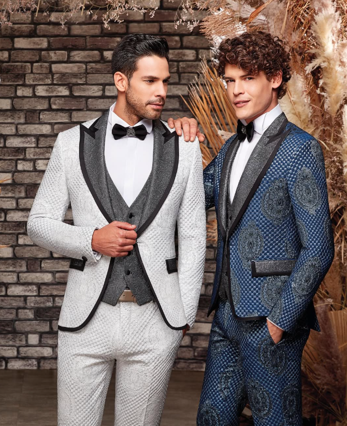 Modelos con chaquetas estampadas blanca y azul y solapas de contraste