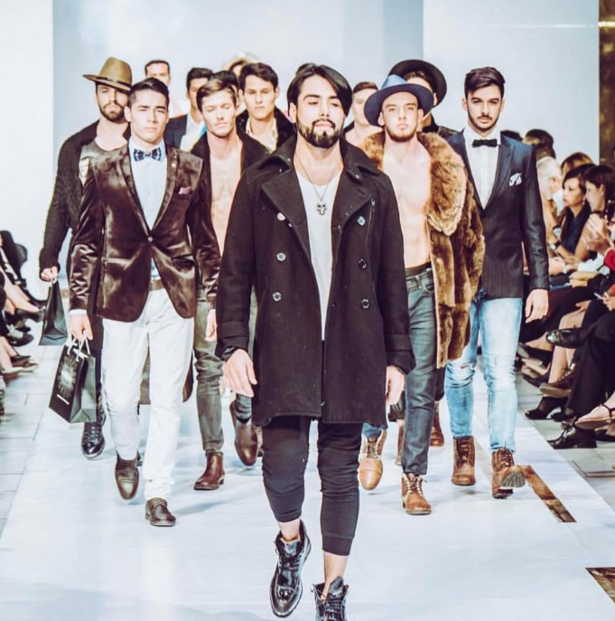 Modelos presentando prendas Oporto Couture en un desfile
