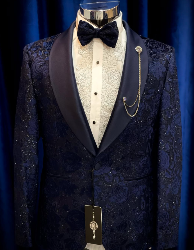Esmoquin de jacquard azul con camisa bordada, pajarita y detalles de solapa